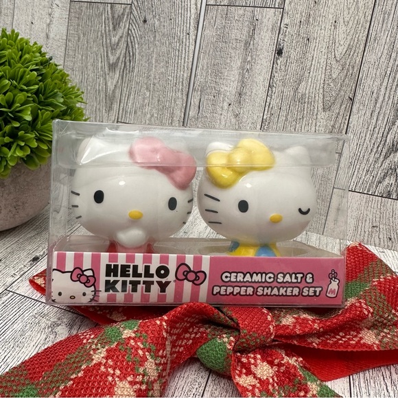 Hello kitty ceramic salt & pepper shaker set - Picture 2 of 8